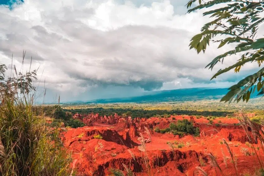 Red formations under stormy skies at Hoyo de Pelempito