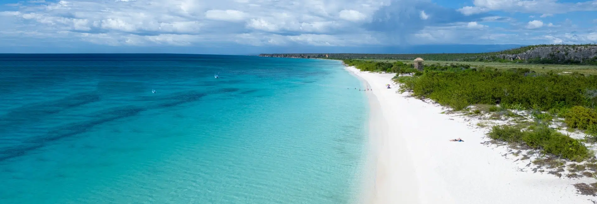 White sands of Bahia de las Aguilas with turquoise water