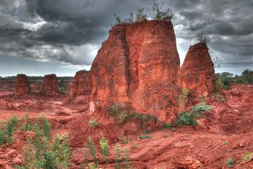 The red-earth bauxite craters of Hoyo de Pelempito