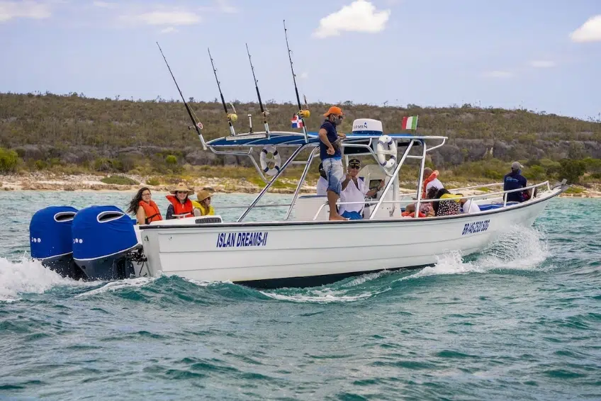 Eco del Mar Beach Club's Island Dreams II with passengers on turquoise water