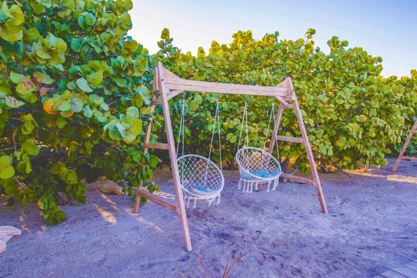Macrame hammock swings in sandy area at Glamping EcoLodge Cueva de las Aguilas
