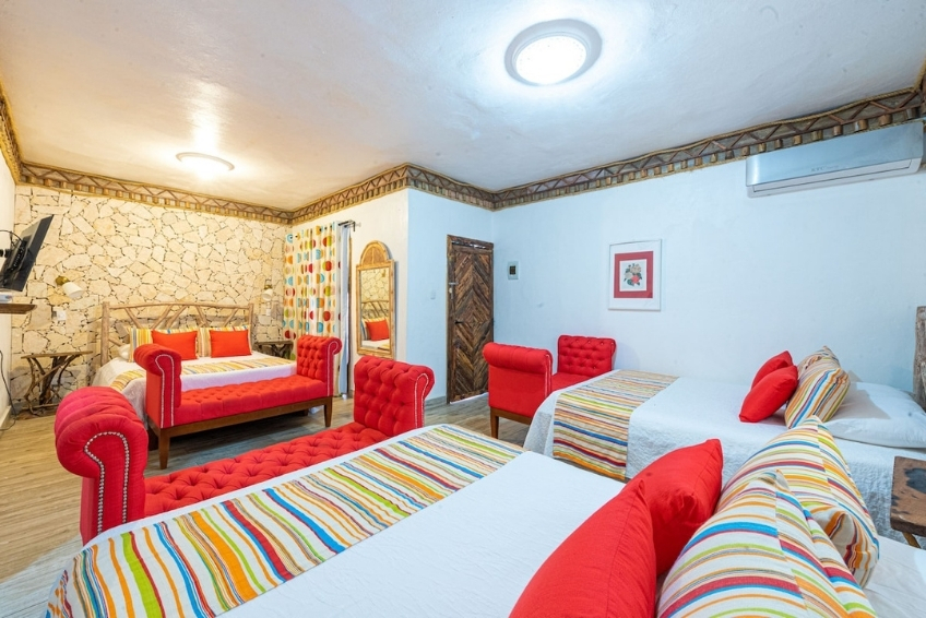 Spacious family hotel room with three beds at Hotel Vista de Aguilas Ecolodge