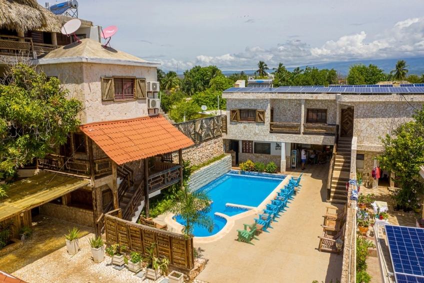 View of Hotel Vista de Aguilas Ecolodge courtyard with pool