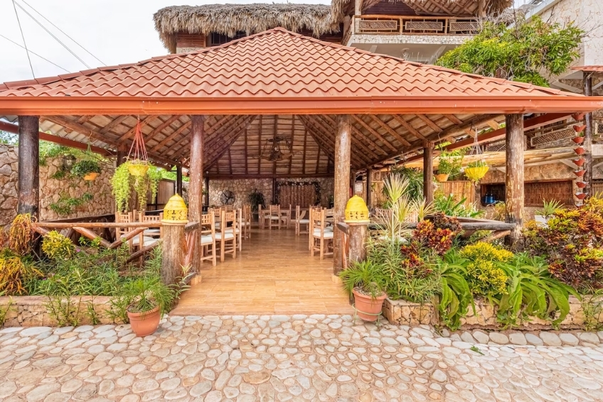 Open air restaurant at Hotel Vista de Aguilas Ecolodge