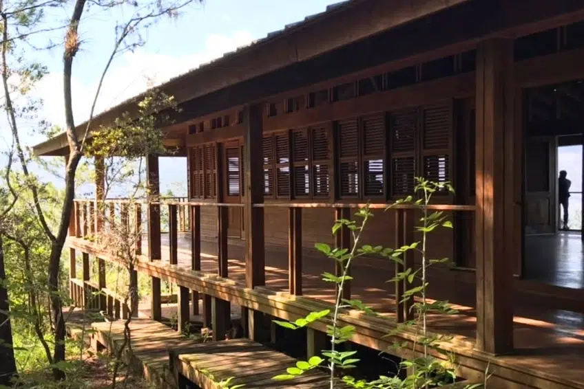 wooden observation platform at the rim offers unobstructed views of Hoyo de Pelempito